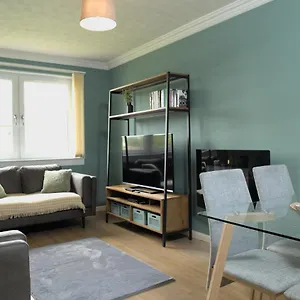 Modern 2-bed Haven, Free Parking Apartment